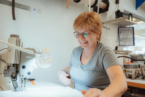 Gerda Schenn an der Nähmaschine in der Werkstatt
