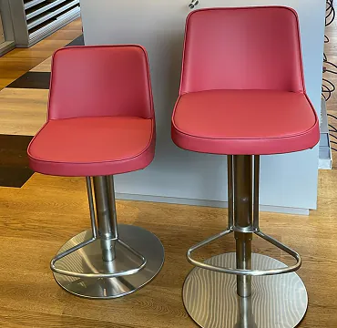 Zwei Barhocker mit rotem Polsterbezug