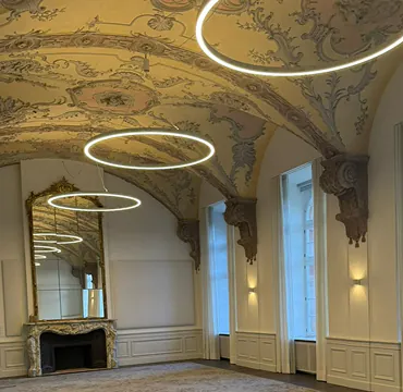 Refektorium von Villeroy & Boch mit Stuckdecke und Ringleuchten