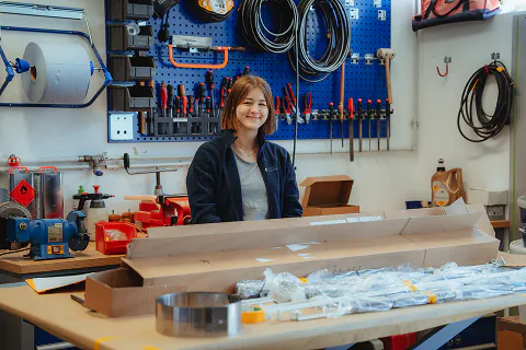 Kim Rauhut, Auszubildende, an der Werkbank in der Polsterwerkstatt