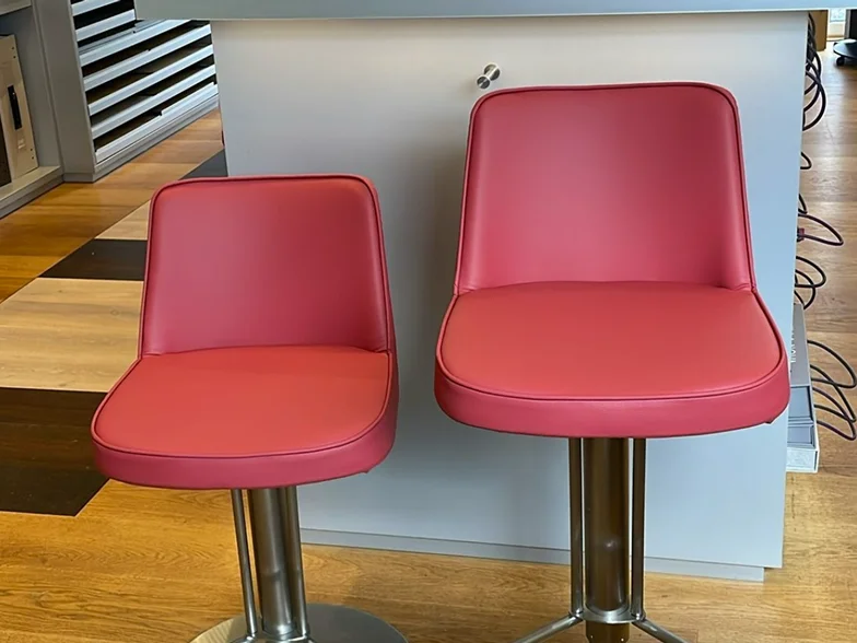 Zwei Barhocker mit neuem rotem Polsterbezug