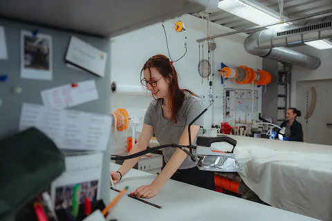 Ronja Benn bügelt in der Werkstatt einen Gardinenstoff