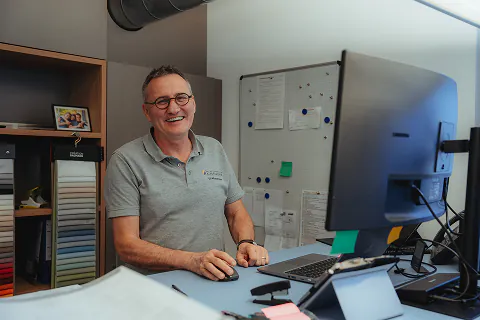 Ulrich Albersmeyer, Geschäftsführer und Raumausstattermeister, an seinem Arbeitsplatz
