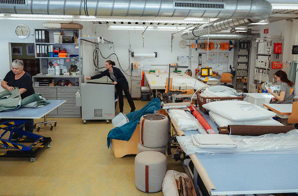 Blick in die Werkstatt von Albersmeyer mit Näh- und Zuschnitttischen