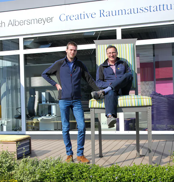 Zwei Generationen vor dem Geschäft von Albersmeyer Raumausstattung