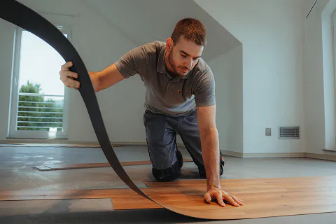 Alexander Schönau verlegt einen Designbelag in Holzoptik