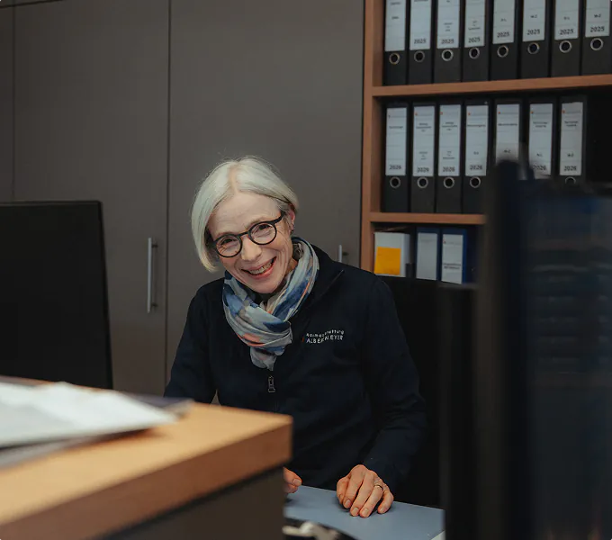 Carolin Maas, Wohnraumberatung, an ihrem Arbeitsplatz