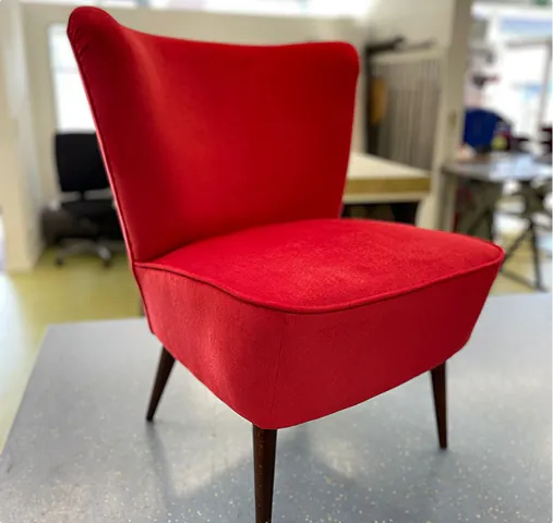 Cocktailsessel, neu bezogen mit rotem Stoff