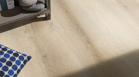 Designbelag in heller Holzoptik