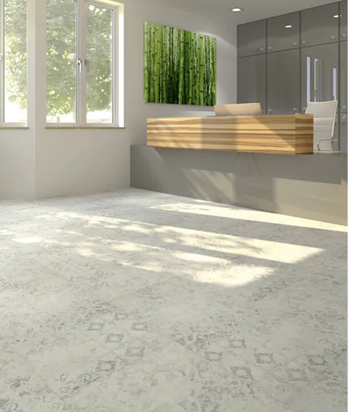 Heller Designboden mit Ornamentmuster in einem Badezimmer