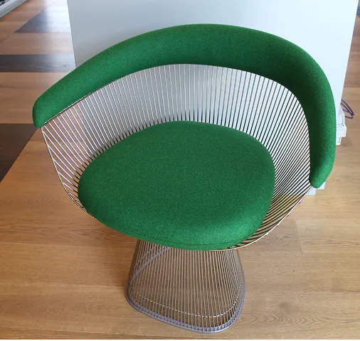 Designklassiker: Drahtsessel mit neuem grünem Polster