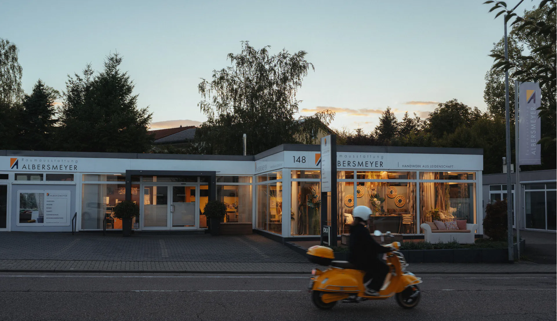 Geschäft von Albersmeyer Raumausstattung in St. Ingbert in der Abenddämmerung