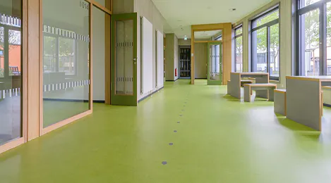 Grüner Linoleumboden in einem hellen Flur