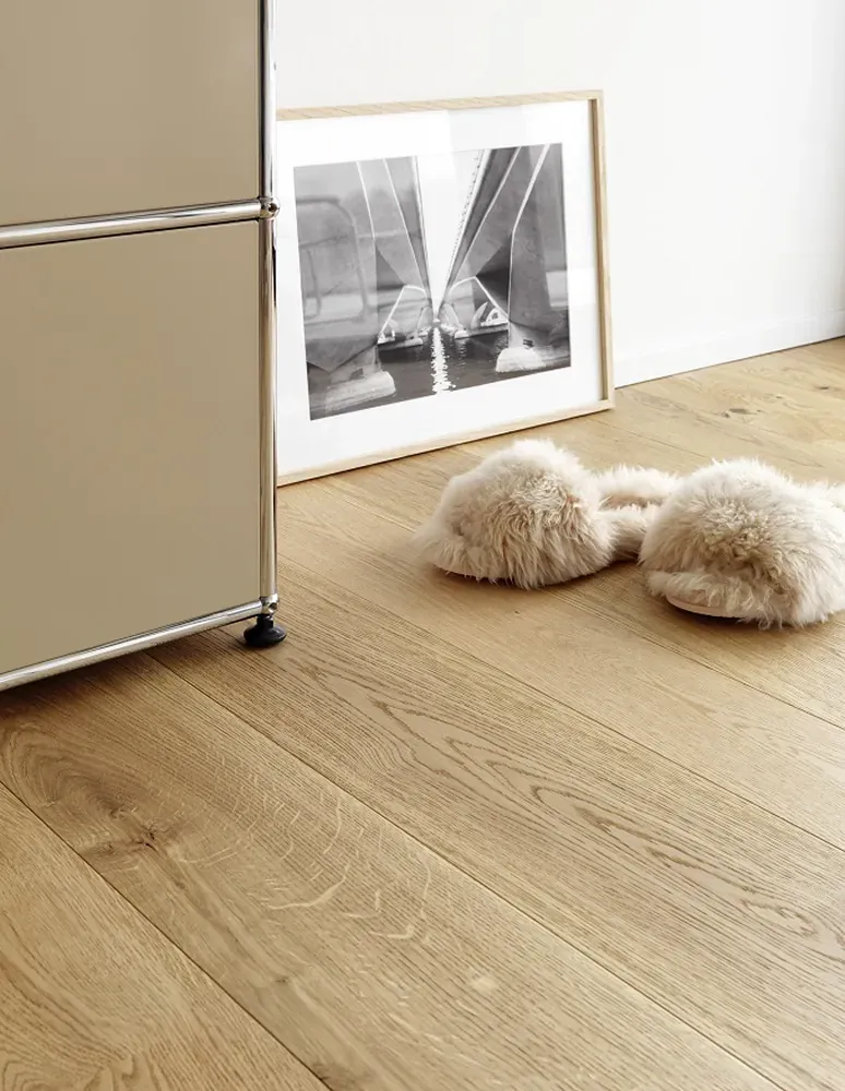 Parkett aus hellen Eichen-Landhausdielen im Wohnraum