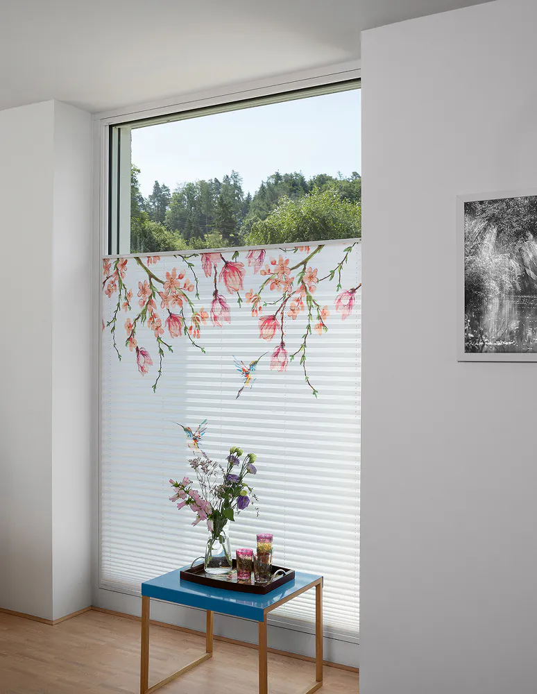 Plissee mit Blütenmotiv als Sonnen- und Sichtschutz am Fenster