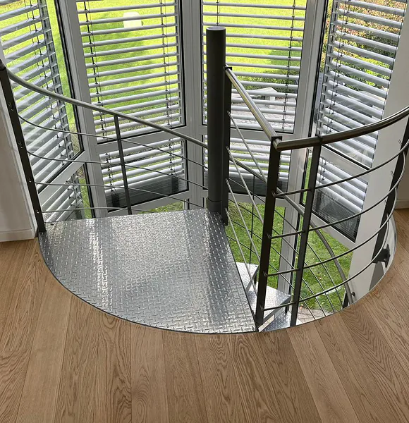 Parkettarbeiten in Frankreich: Eichenparkett rund um eine Wendeltreppe