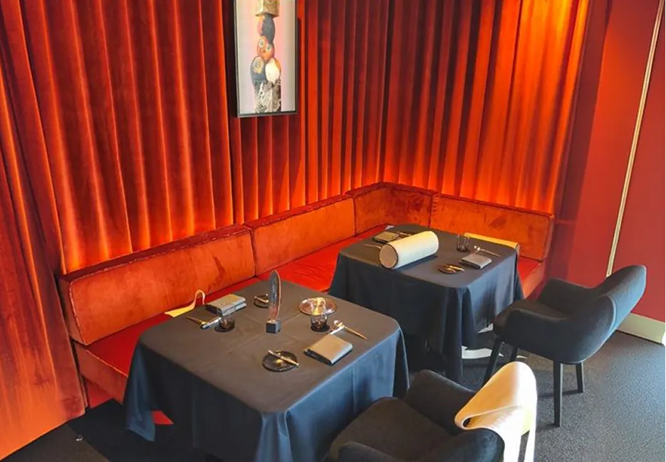 Gourmetrestaurant Atama in St. Ingbert mit orangefarbener Polsterbank und Samtvorhängen