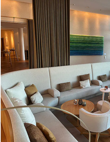 Geschwungene Rundbank in der Lobby der Hotel Seezeitlodge, Gonnesweiler