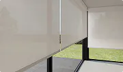 Rollo an einer Fensterfront mit Blick ins Grüne
