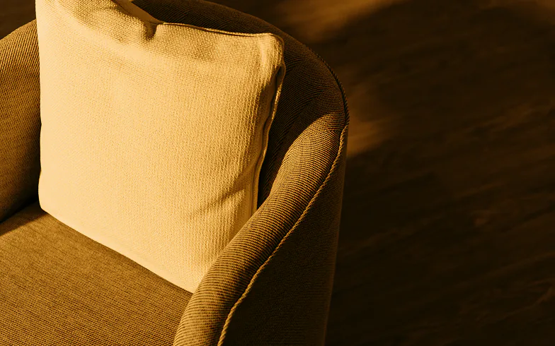 Gepolsterter Sessel mit Kissen und strukturiertem Bezugsstoff