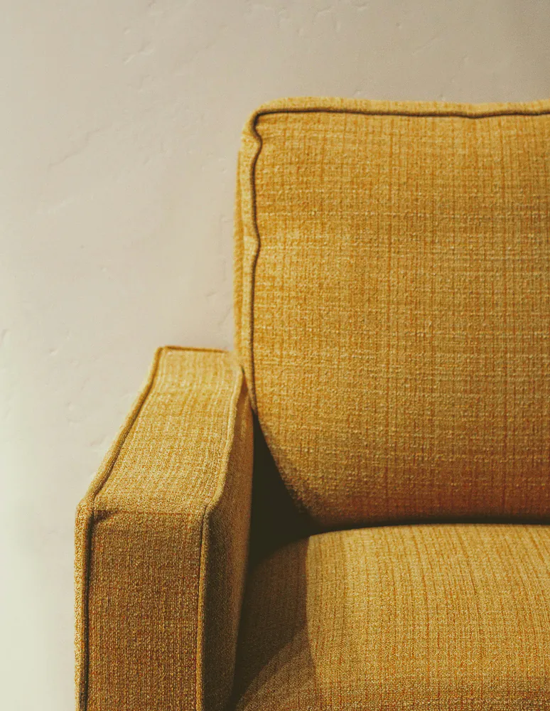 Sessel mit senfgelbem Bezugsstoff und Keder im Detail