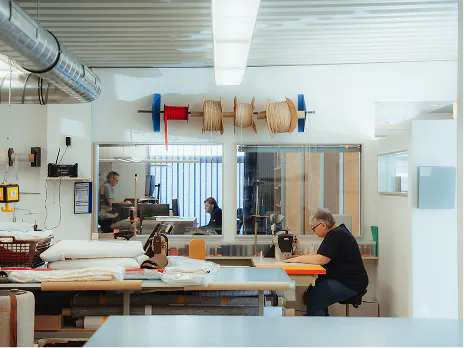 Blick in die Albersmeyer-Werkstatt in St. Ingbert mit Zuschnitttischen und Stoffrollen